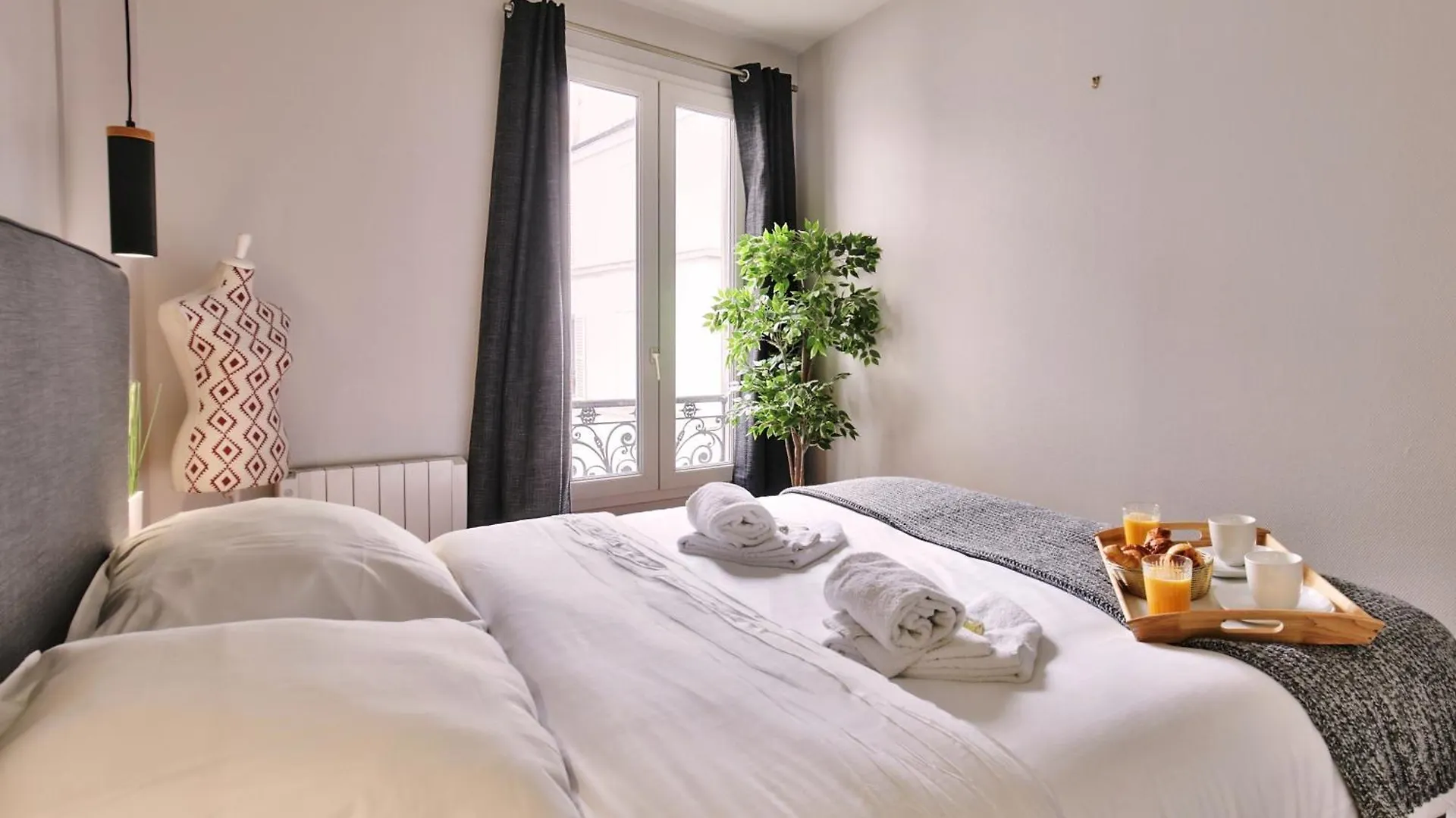 - Buttes Chaumont's Park -entire Flats Paris