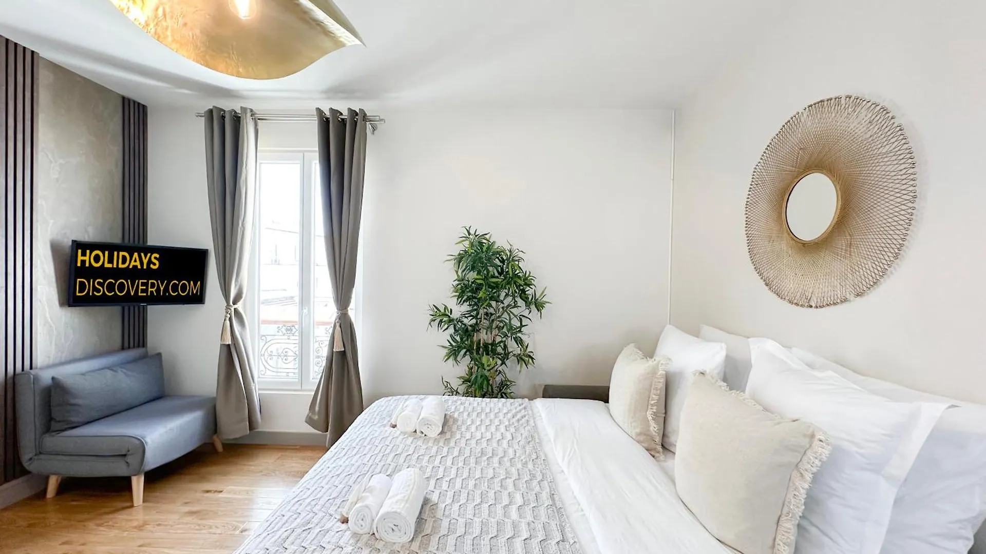 - Buttes Chaumont's Park -entire Flats Paris