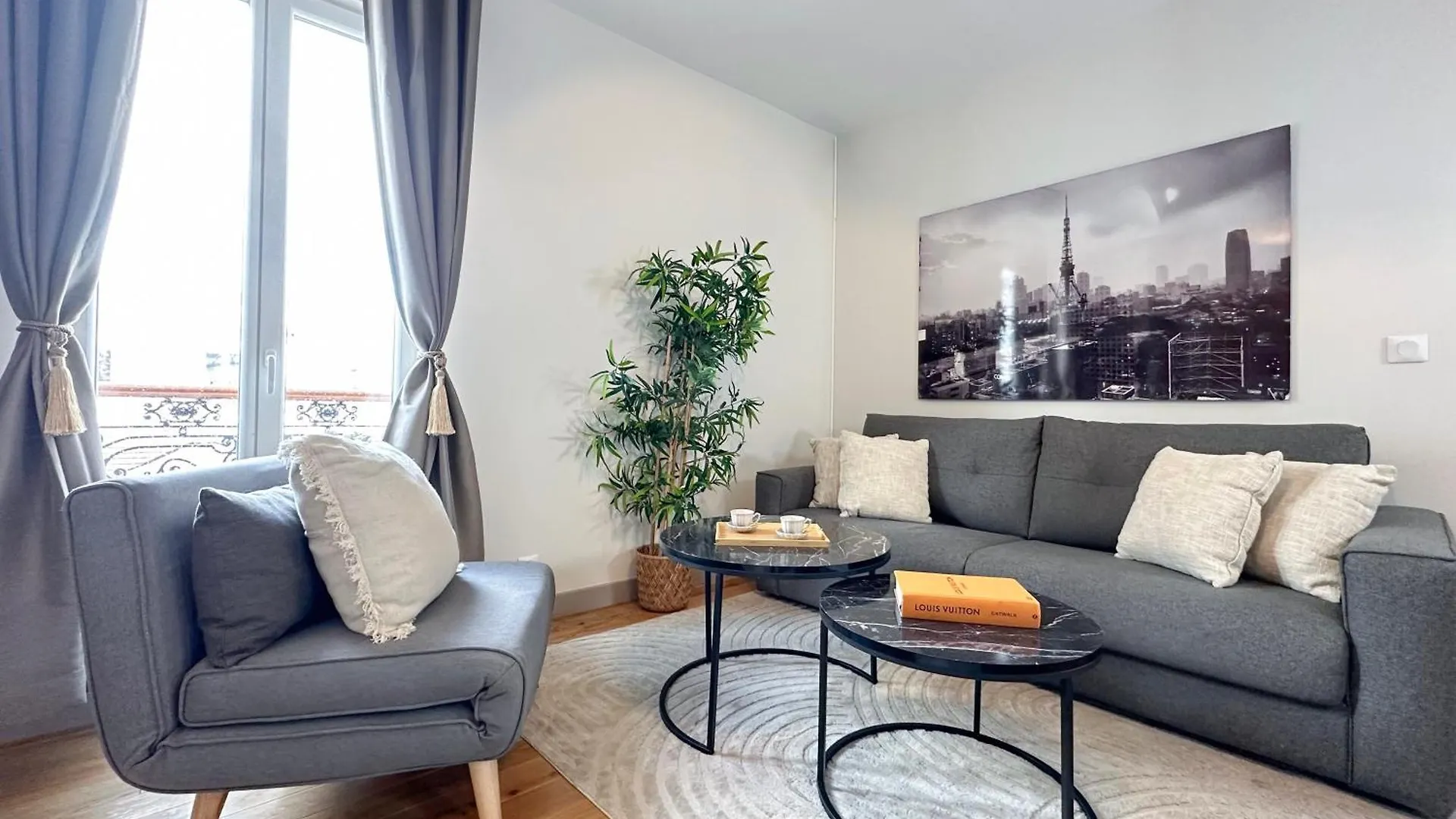 - Buttes Chaumont's Park -entire Flats Paris