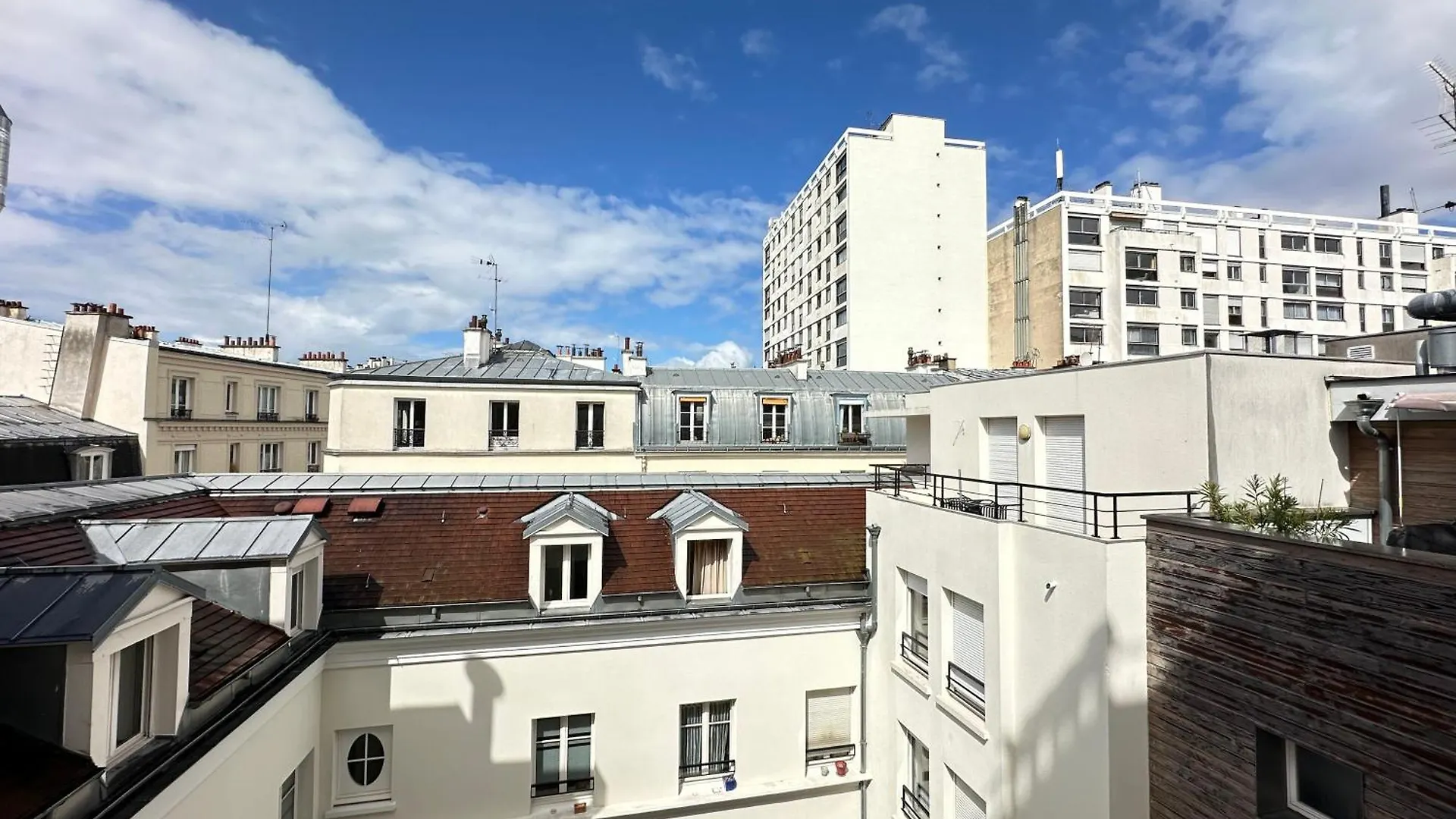 - Buttes Chaumont's Park -entire Flats *