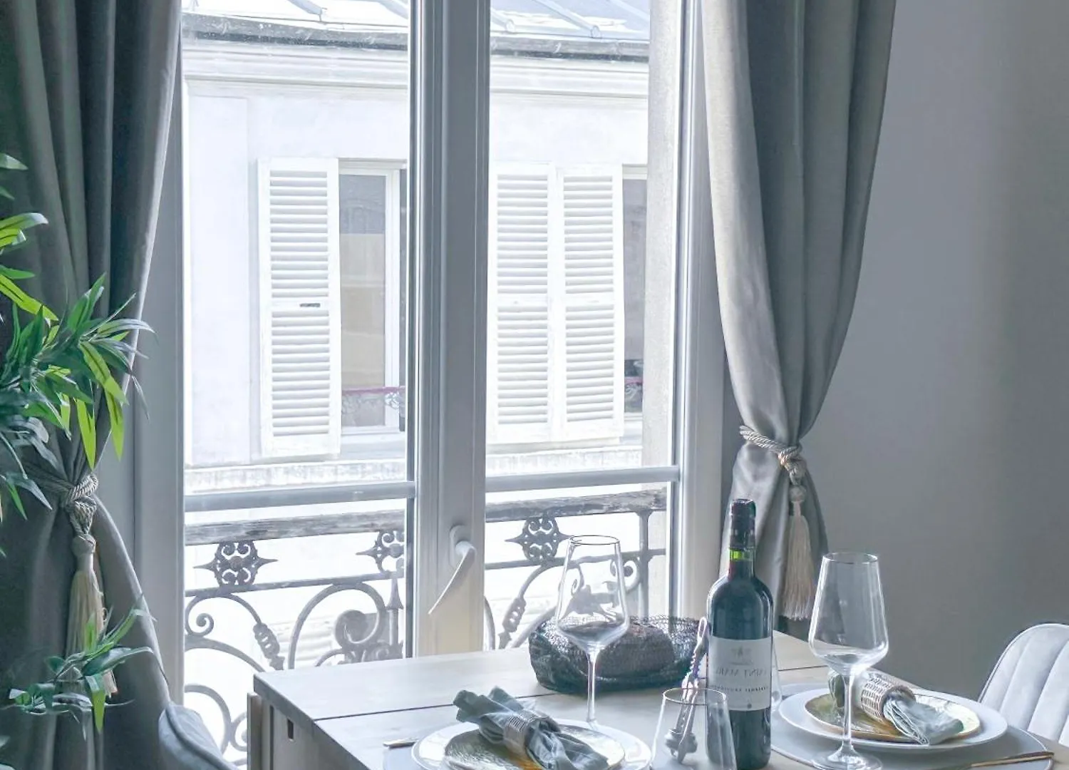 - Buttes Chaumont's Park -entire Flats Paris