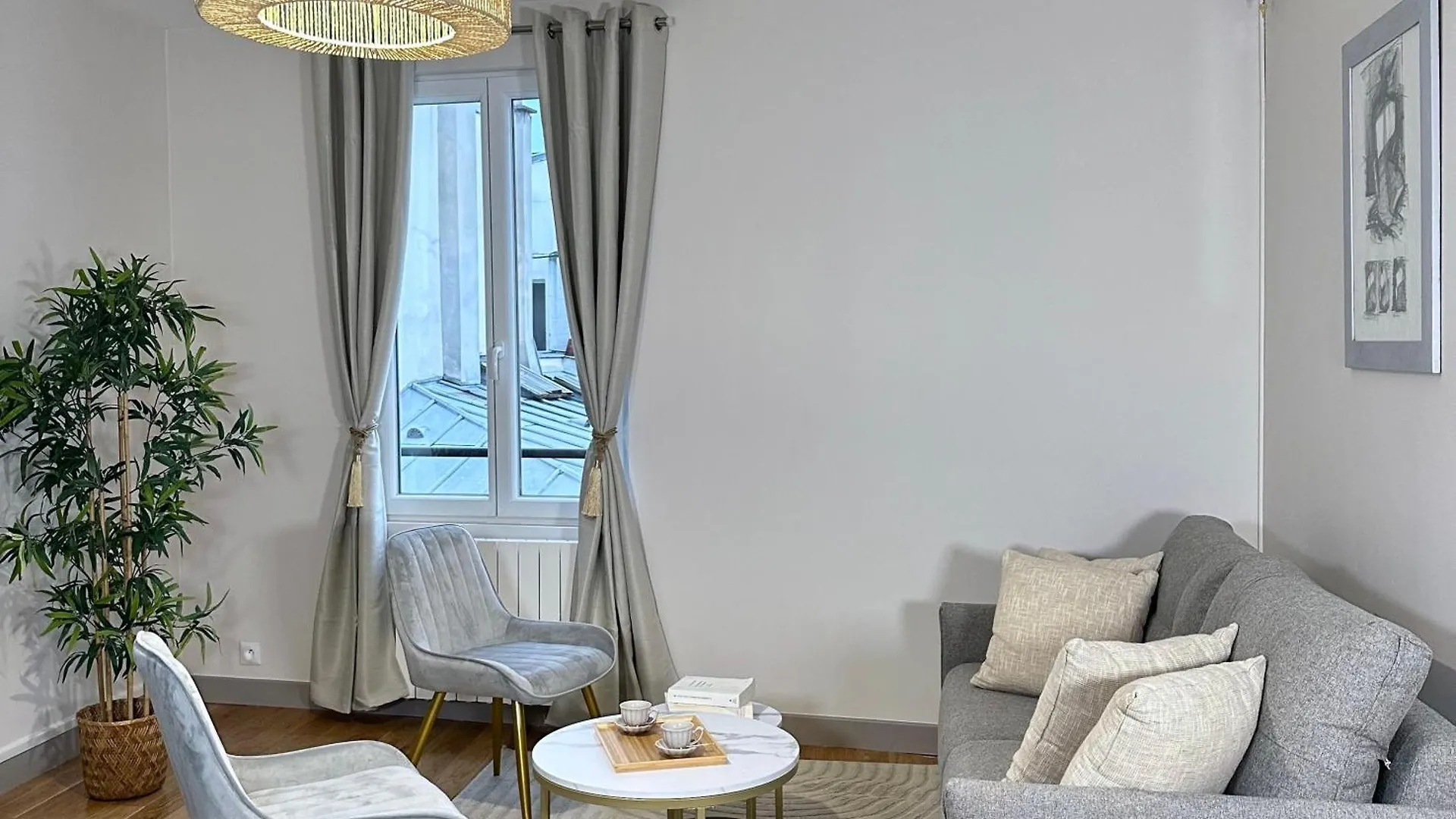 - Buttes Chaumont's Park -entire Flats